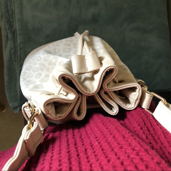 Leopard print crossbody bucket bag - Fiorelli neutral cream snow leopard print - Picture 14 of 16